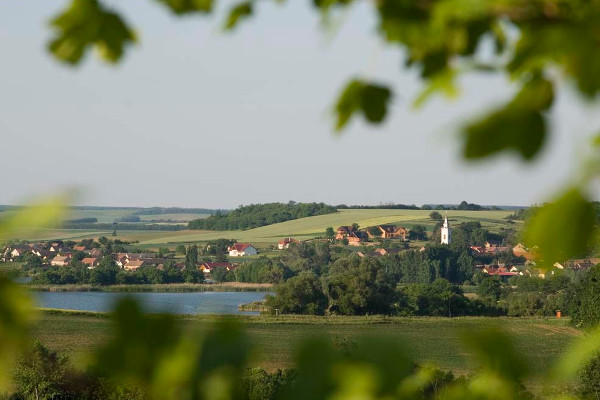 Alsomocsolad village and lake.