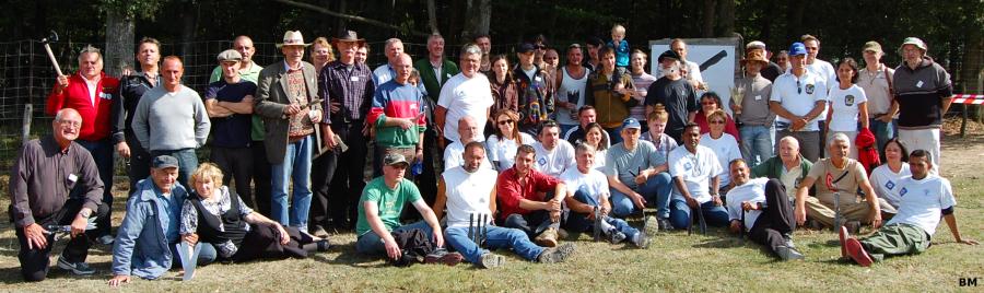 Group photo with all the knife flinging EuroThrowers in Villeflambeau 2009. Click for larger picture.