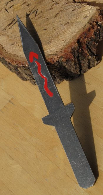 The dagger-style throwing knife Circus Faka by Dalmo Mariano.