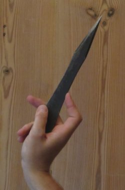 Hold the knife loosely! The index finger tip is on the center of gravity, thumb and middle finger support the knife. Knife: Arrow by TomTom (available at SharpBlades). Click for a video of grip and throw!