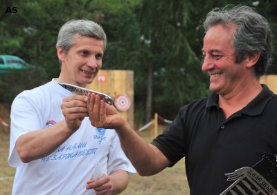 Mikhail Sedyshev from Samara, Russia, and his group brought quite some presents with them to Rome. Here, a happy Americo Sabato is presented with a throwing knife that has the name of the town cut from the knife handle.
